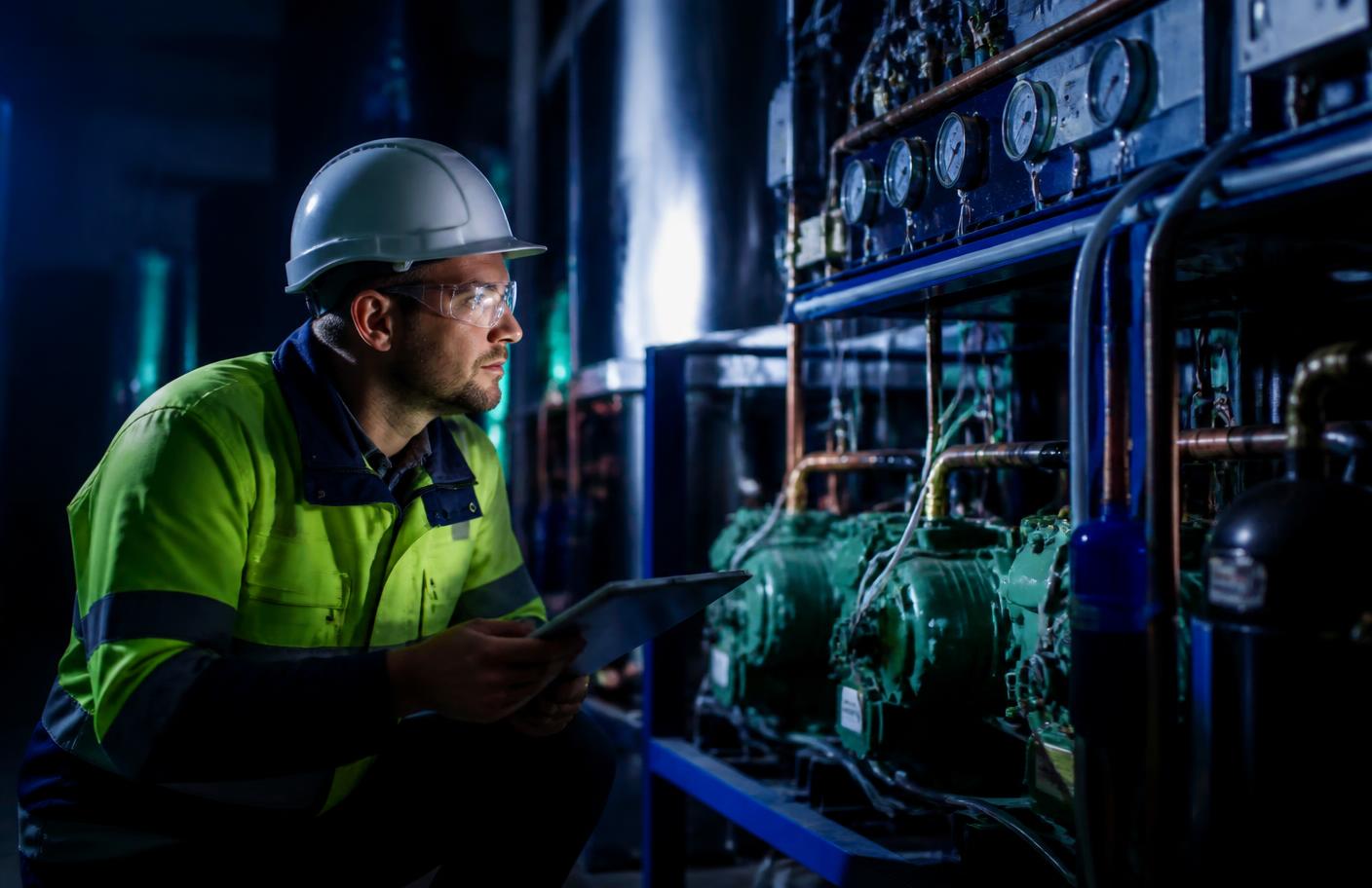Technicien contrôlant une centrale frigorifique