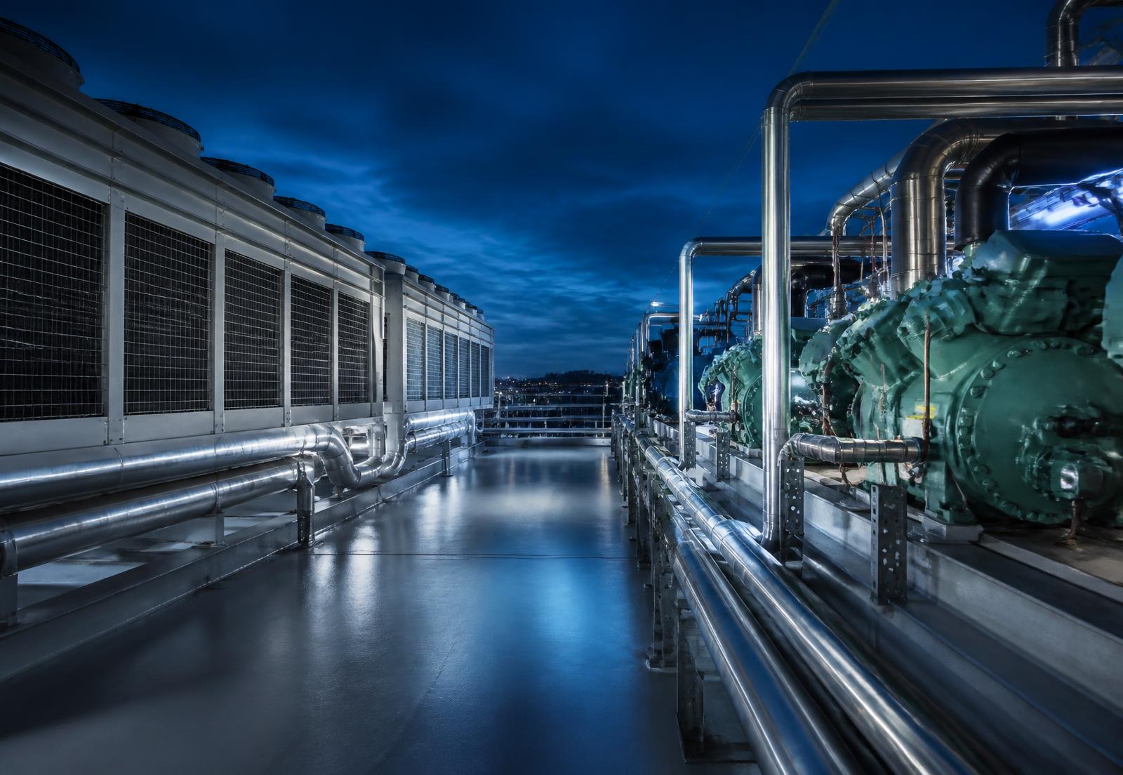 Centrale frigorifique et condenseurs sur toiture d'un site tertiaire